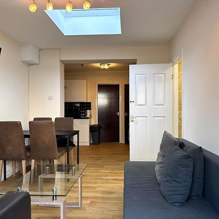 London Deluxe 6 Bedroom House Dagenham Bagian luar foto