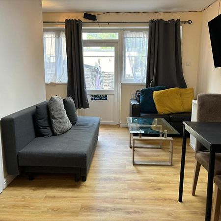 London Deluxe 6 Bedroom House Dagenham Bagian luar foto