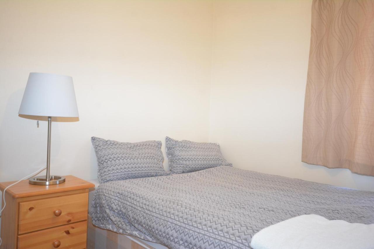 London Deluxe 6 Bedroom House Dagenham Bagian luar foto