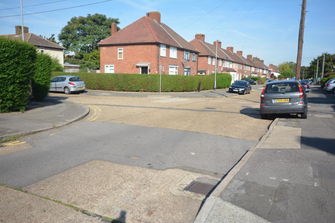 London Deluxe 6 Bedroom House Dagenham Bagian luar foto