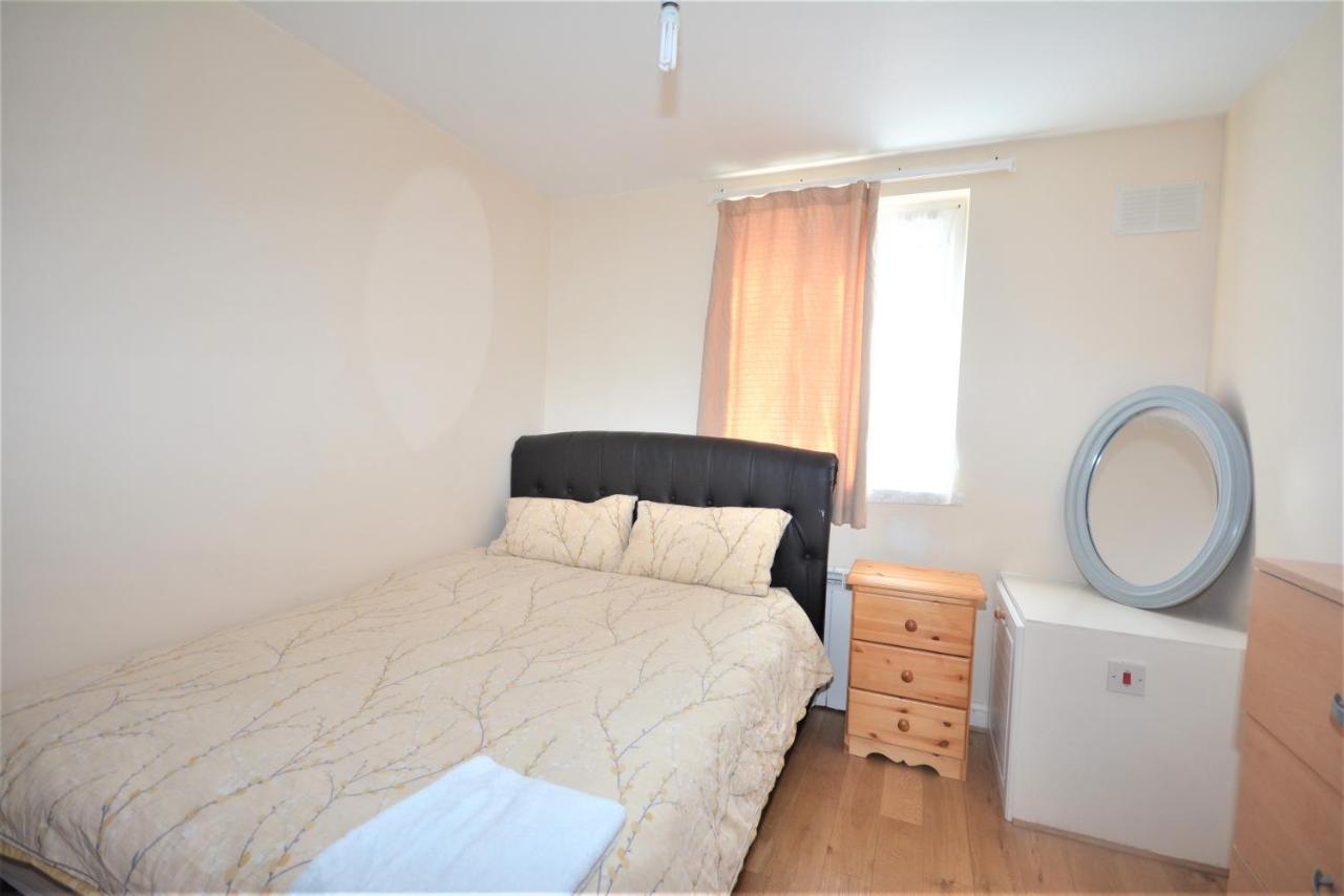 London Deluxe 6 Bedroom House Dagenham Bagian luar foto