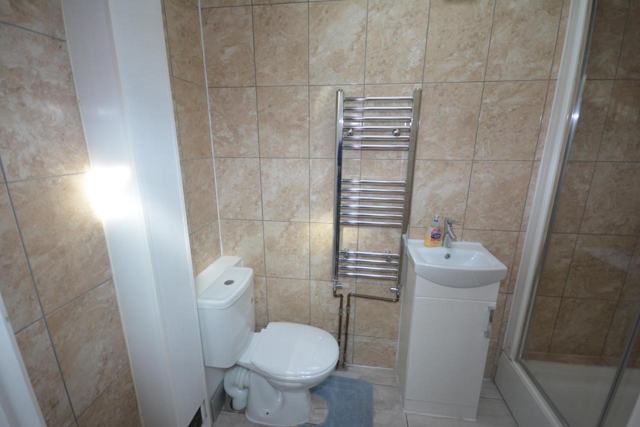 London Deluxe 6 Bedroom House Dagenham Bagian luar foto