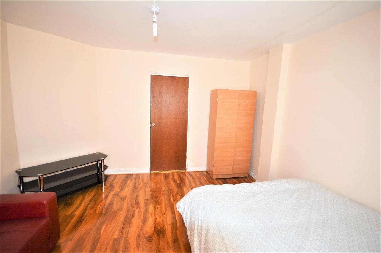 London Deluxe 6 Bedroom House Dagenham Bagian luar foto
