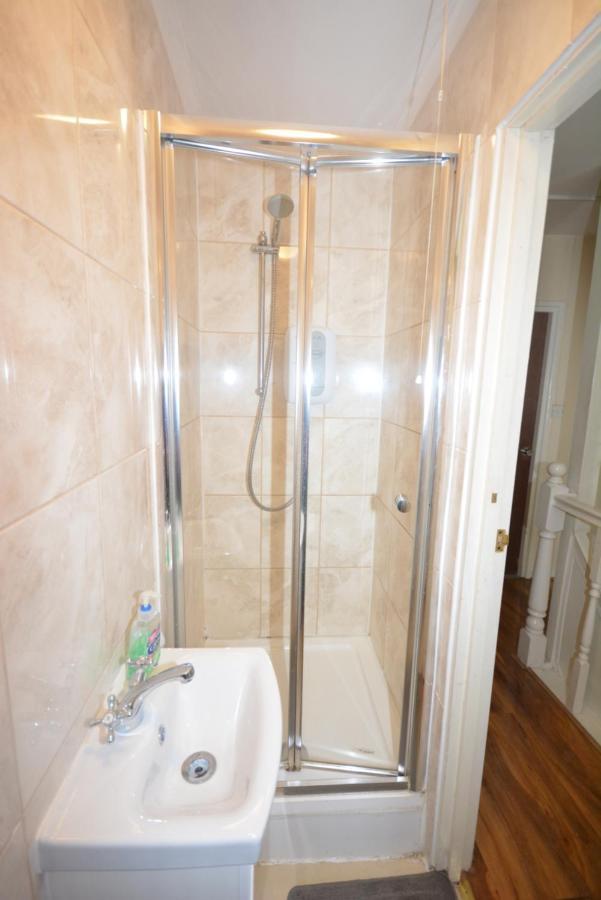 London Deluxe 6 Bedroom House Dagenham Bagian luar foto