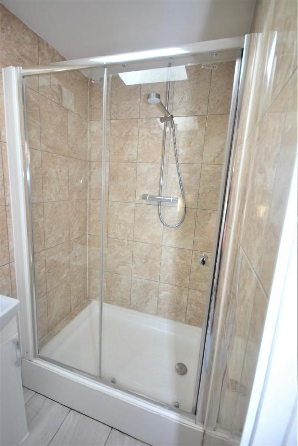 London Deluxe 6 Bedroom House Dagenham Bagian luar foto