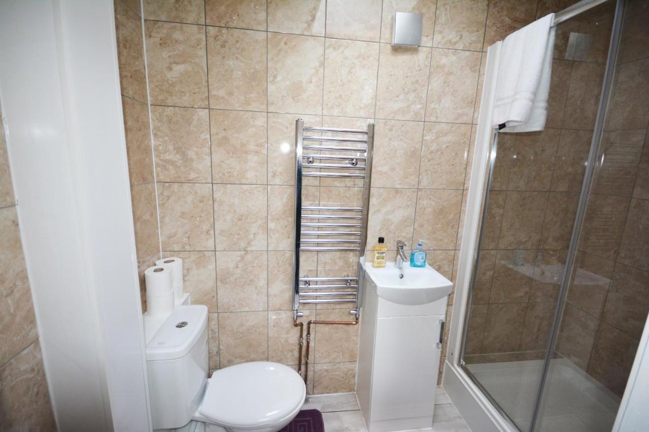 London Deluxe 6 Bedroom House Dagenham Bagian luar foto