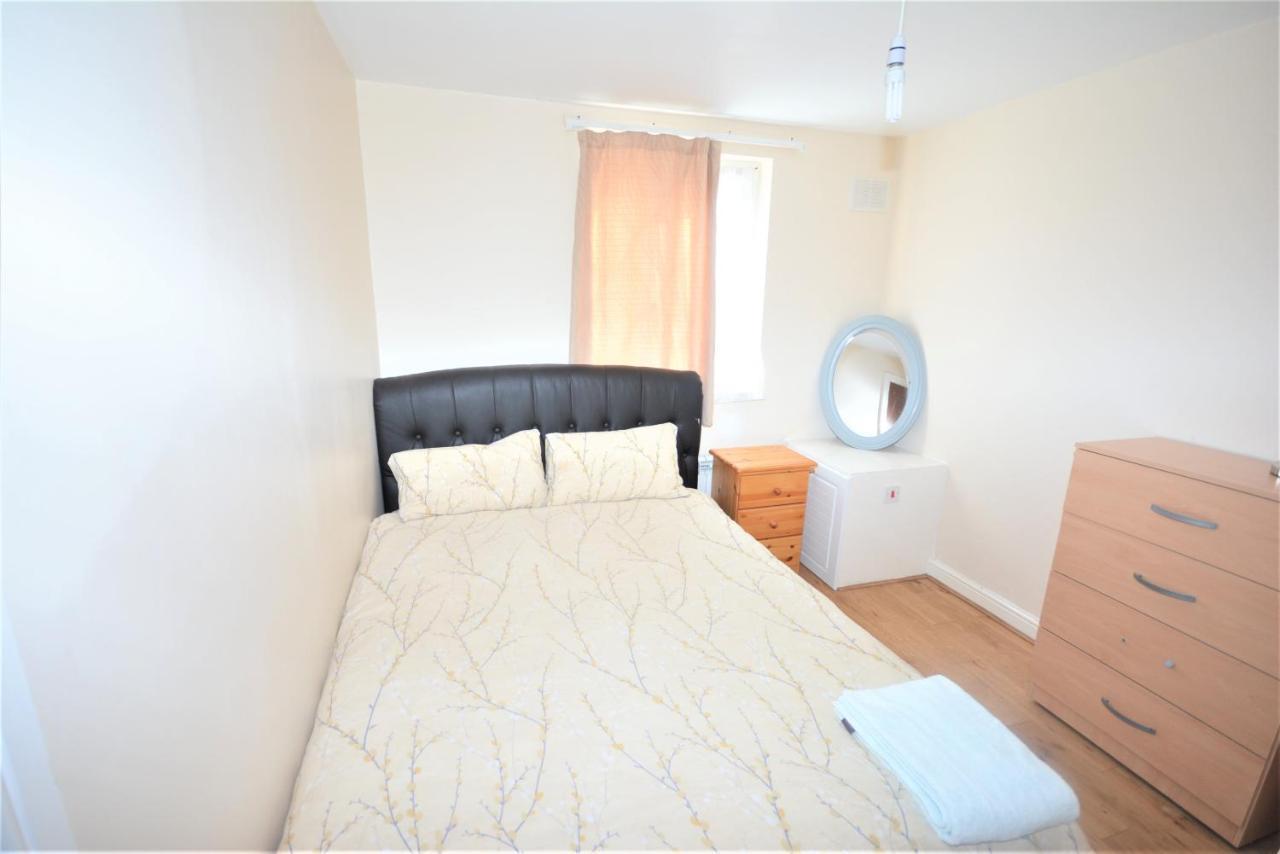 London Deluxe 6 Bedroom House Dagenham Bagian luar foto
