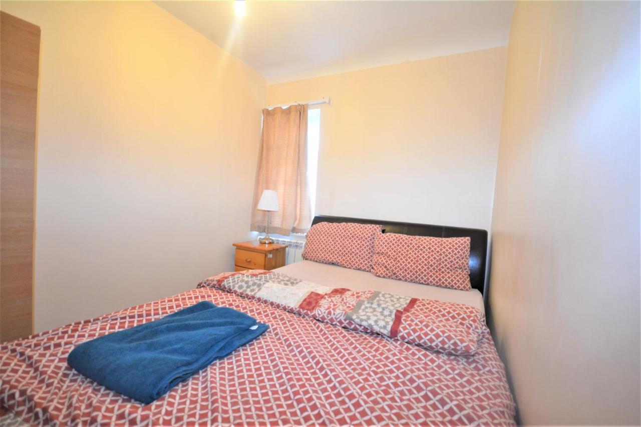 London Deluxe 6 Bedroom House Dagenham Bagian luar foto