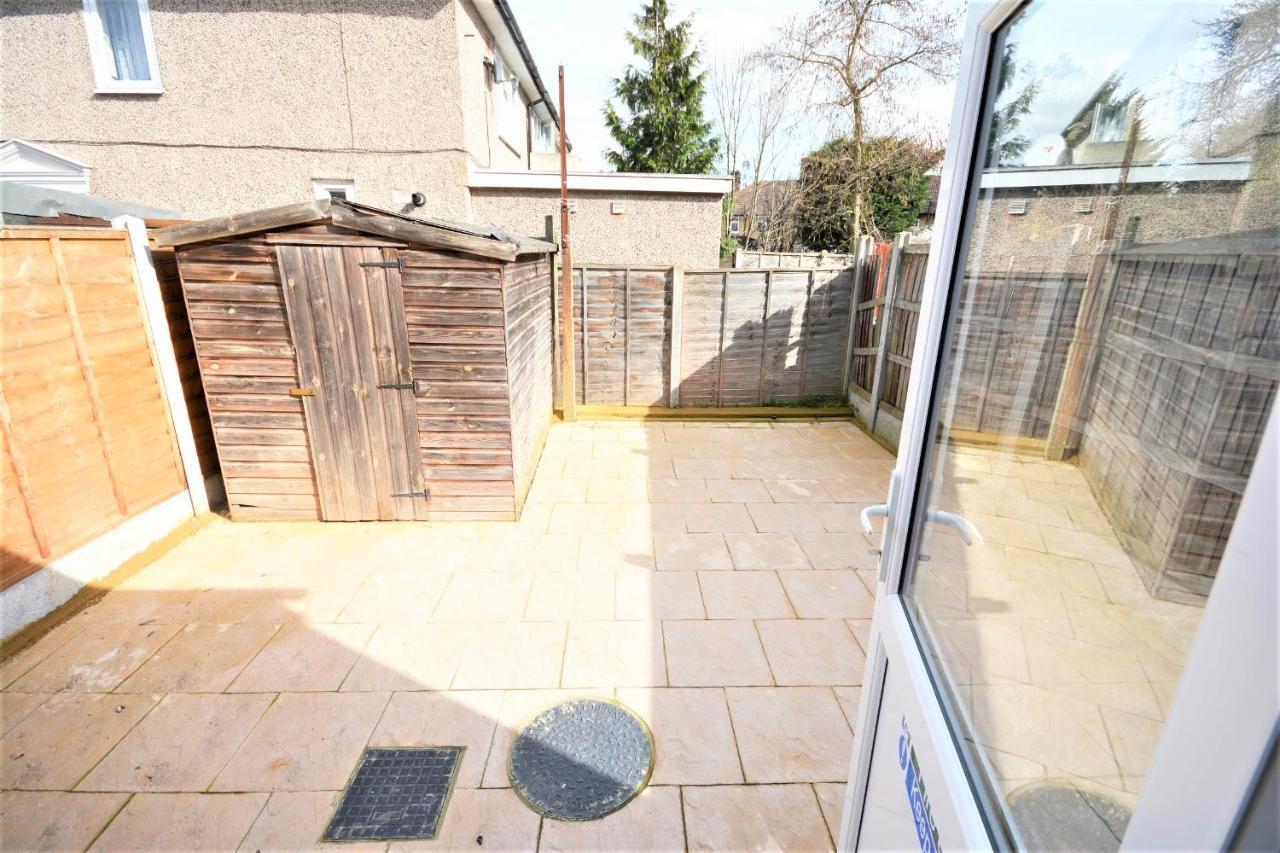 London Deluxe 6 Bedroom House Dagenham Bagian luar foto