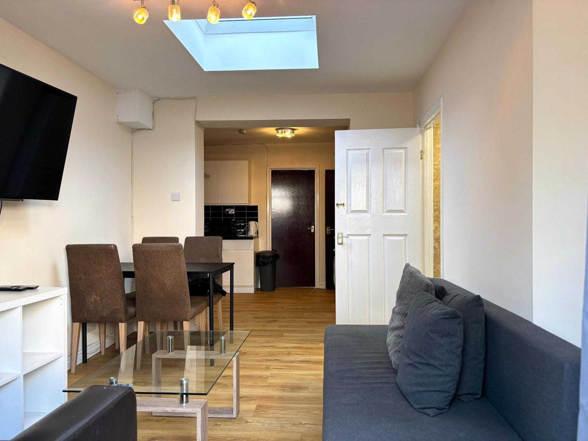 London Deluxe 6 Bedroom House Dagenham Bagian luar foto