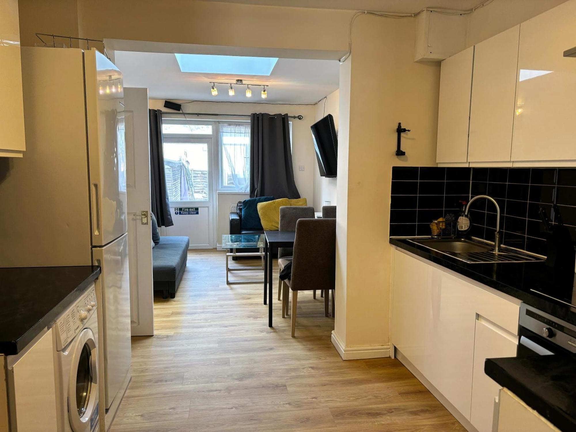 London Deluxe 6 Bedroom House Dagenham Bagian luar foto