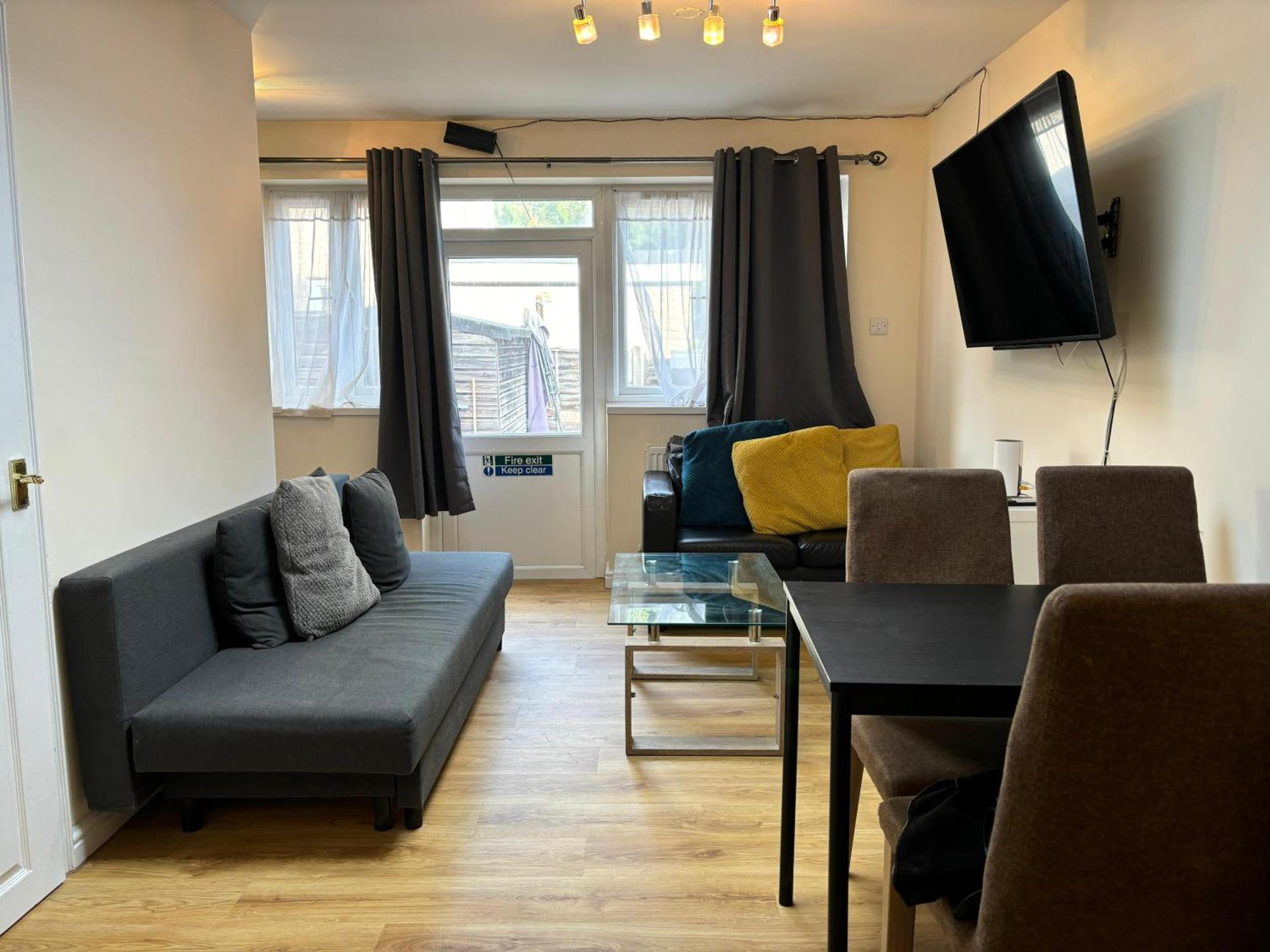 London Deluxe 6 Bedroom House Dagenham Bagian luar foto